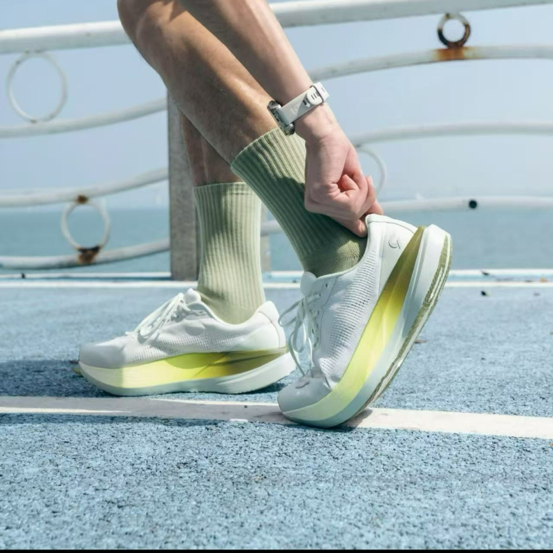 أحذية جري احترافية للرجال والن - مراجعة Outdoor Sport Flooring وسعره